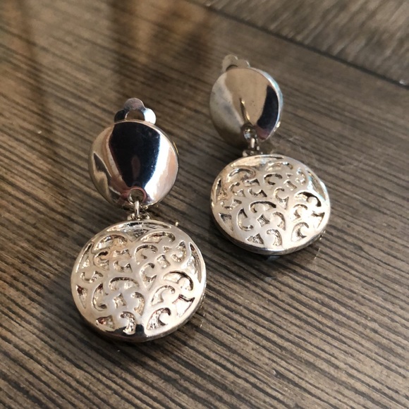 Vintage Clip Earrings Smooth & Filigree Discs Dangles - Picture 4 of 11